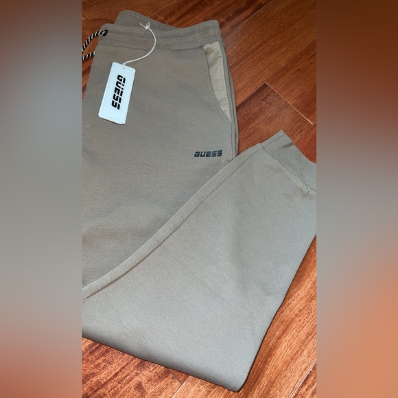 Guess Men’s activewear sweatpants in a Large - Picture 3 of 5